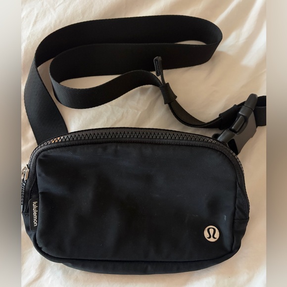 lululemon athletica Handbags - Lululemon Everywhere Belt Bag 1L – Black